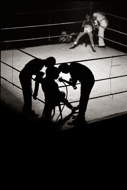 En 1962, Masats fotografió el ambiente de los gimnasios y combates de boxeo en Madrid para el libro 'Neutral corner', con textos de Ignacio Aldecoa. Es otra de sus grandes obras publicada por la editorial Lumen.