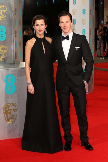 Benedict Cumberbatch y su pareja Sophie Hunter hiceron suyo el menos es más y formaron una de las parejas más elegantes de la noche.