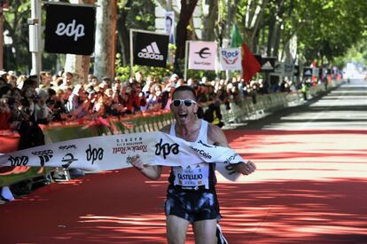 El atleta Carles Castillejo entra en meta como ganador de la media Maratón en el Paseo de la Castellana de Madrid.