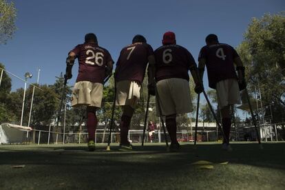 Parte del equipo de los Guerreros Azteca a la espera de chutar el balón