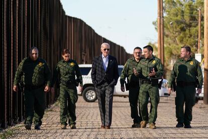 El presidente Joe Biden habla con agentes de la Patrulla Fronteriza durante su visita a El Paso.