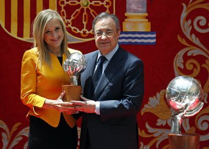 Cristina Cifuentes recibe una réplica del título de Liga de manos de Florentino Pérez