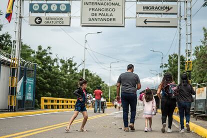 Una familia camina al puente Francisco de Paula Santander en la frontera entre Colombia y Venezuela.
