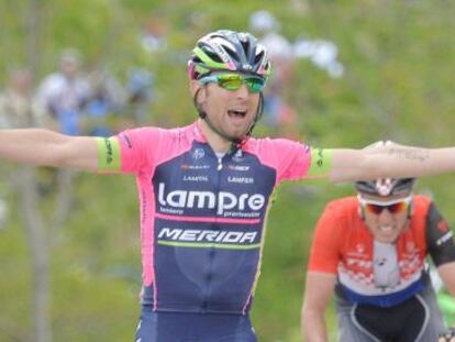 Diego Ulissi celebra la victoria en Montecopiolo.