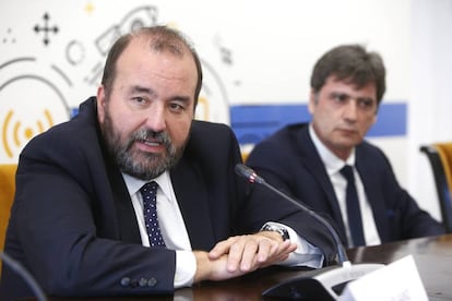 Jos&eacute; Luis S&aacute;inz, consejero delegado de PRISA, y Jos&eacute; Manuel G&oacute;mez Bravo, director de Propiedad Intelectual de PRISA, ayer durante el curso. 