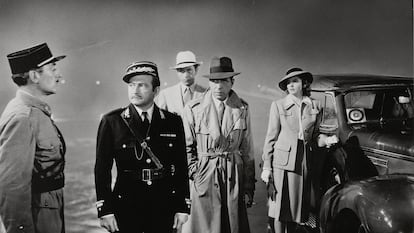 Escena final de 'Casablanca', con Claude Rains y Humphrey Bogart en el centro de la imagen.