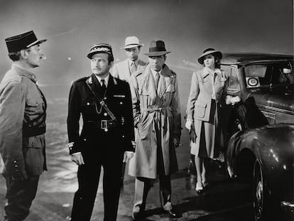 Escena final de 'Casablanca', con Claude Rains y Humphrey Bogart en el centro de la imagen.