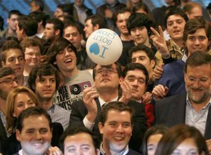 Antonio Basagoiti hace un gesto divertido, con Mariano Rajoy sonriente a su lado,  durante el acto del PP de ayer, en Irún.