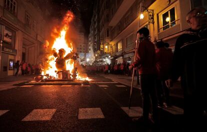 El tiempo dio un respiro y a las siete de la tarde dejó de llover en la ciudad con lo que la Cabalgata del Fuego que atraviesa el centro comercial de Valencia empezó con media hora de retraso ante cientos de espectadores parapetados en paraguas y chubasqueros.