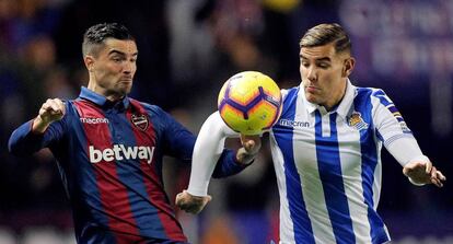 Jason y Theo Hernández disputan un balón