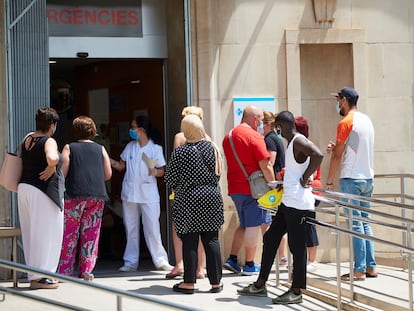 Varias personas esperan para ser atendidos en el centro de atención primaria Prat de la Riba de Lleida, este martes.