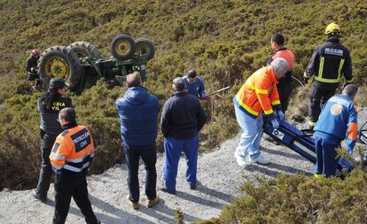 Rescate de un agricultor octogenario que perdió la vida al despeñarse su  tractor en Palas de Rei, en marzo de 2016. 