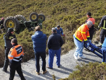 Rescate de un agricultor octogenario que perdió la vida al despeñarse su  tractor en Palas de Rei, en marzo de 2016. 