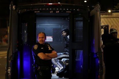 Un manifestante, arrestado dentro de un furgón de la policía de Nueva York, durante las protestas del martes en Manhattan.