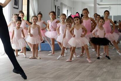 Una profesora de danza rusa instruye a las niñas en las clases de ballet en el centro cultural ruso-libanés de la ciudad de Aley, al este de Beirut (Líbano), el 5 de julio de 2018. 