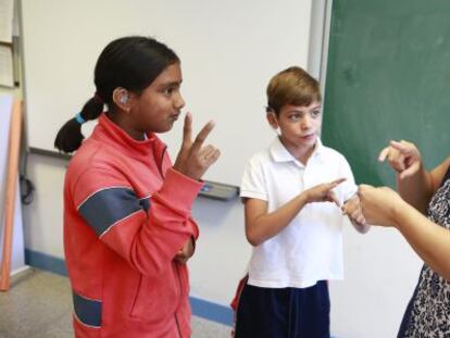 Maite, responsable de lenguaje de signos, habla con alumnos sordos.