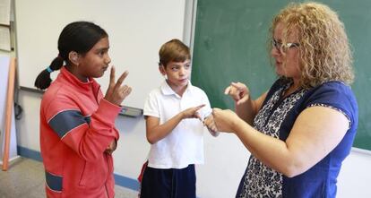 Maite, responsable de lenguaje de signos, habla con alumnos sordos.