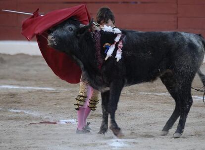 Michelito Lagravere, durante la corrida en la que mató seis novillos en la plaza de toros de Mérida (México).