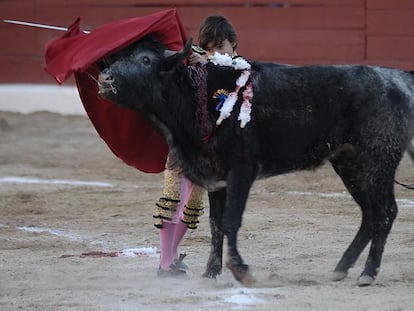 Michelito Lagravere, durante la corrida en la que mató seis novillos en la plaza de toros de Mérida (México).
