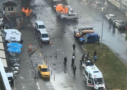 Al menos diez personas han resultado heridas por la explosión de un coche bomba delante del Palacio de Justicia de Esmirna, en el oeste de Turquía. Tras la explosión, se ha producido un tiroteo en el que han muerto dos atacantes, según la cadena NTV. En la imagen, varios coches envueltos en llamas como consecuencia de la explosión.