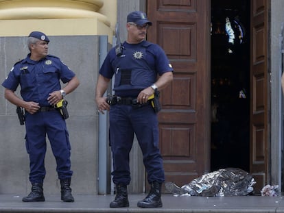 La policía junto al cuerpo de una de las víctimas, en Sao Paulo.