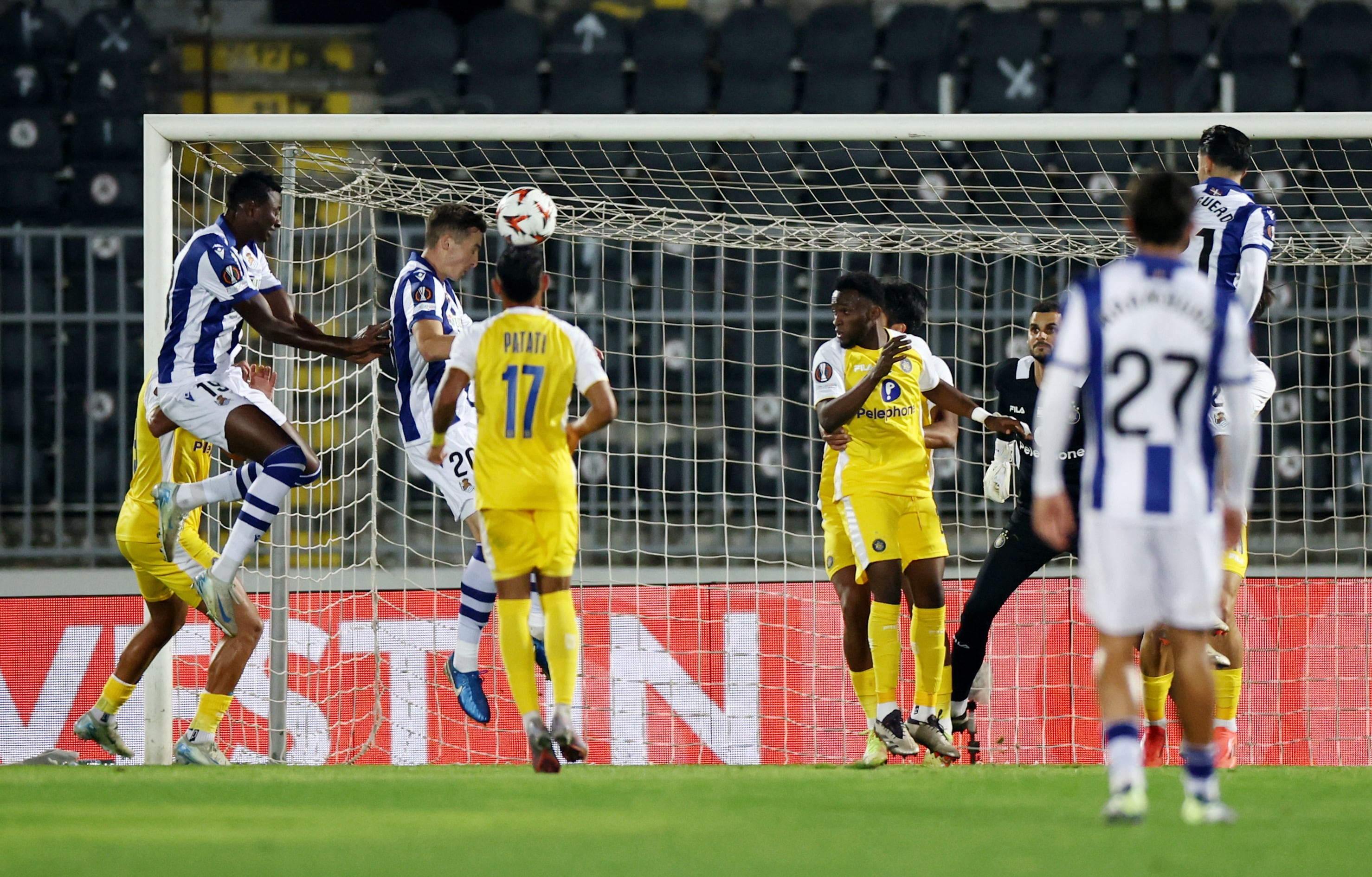 La Real gana un partido sin alma en Belgrado