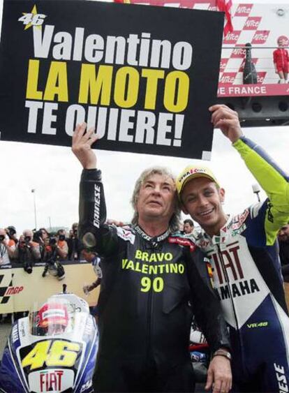 Ángel Nieto y Valentino Rossi, con el cartel que le dedicó el español al italiano.