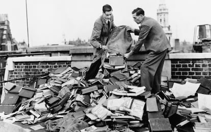 Los empleados de la librería londinense Foyle usan copias del 'Mein Kampf' de Hitler para protegerse de posibles bombardeos alemanes, en 1939. 