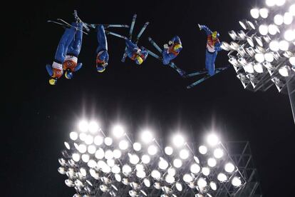 Fotografía de exposición múltiple del ucraniano Oleksandr Abramenko durante la sesión de entrenamiento de la prueba de esquí acrobático, celebrada en el Centro de Nieve Phoenix de Pyeongchang, el 18 de febrero.