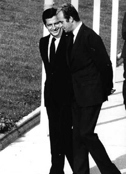 Don Juan Carlos camina junto a Adolfo Suárez cuando acababa de nombrarle presidente del Gobierno, en 1976.