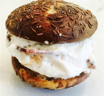 <strong>Dónde.</strong> <a href="https://cool.haus/" target="_blank">Coolhaus</a> (Los Ángeles).
<strong>Precio.</strong> 5 euros.
Una singular mezcla de pastrami caramelizado, galleta de centeno y vainilla, todo a -18 grados, elaborado en la heladería de Los Ángeles Coolhaus. Es un helado con el que no había atinado a fantasear y que, a partir de ahora, no logrará sacarse de la cabeza.