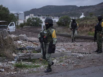 Elementos del Ejército resguardan la zona donde fueron hallados los cuerpos de cuatro personas en Zacatecas, este miércoles.