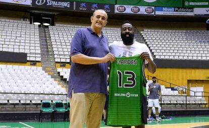 Morales y Harden en una visita reciente del jugador a Badalona.