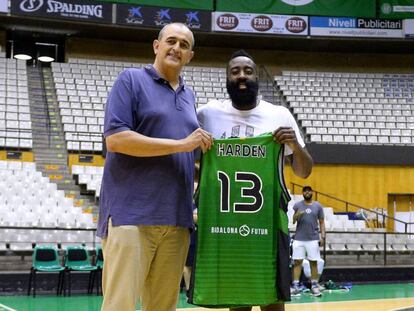 Morales y Harden en una visita reciente del jugador a Badalona.