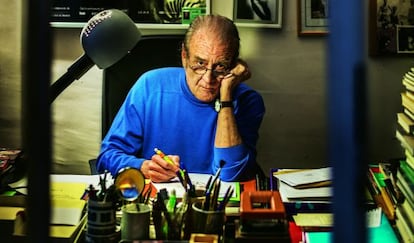 Luis Eduardo Aute, retratado en su estudio.