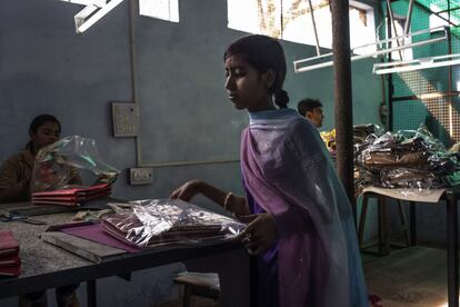 Una mujer dalit (la casta 'intocable'), ex 'manual scavenger', está ahora empleada en actividades organizadas para la organizacion para los derechos humanos Safai Karmachari Andolan (SKA). Aquí las mujeres trabajan en una cooperativa social que produce bolsos para darles un sueldo.