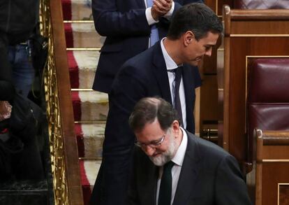 Pedro Sánchez y Mariano Rajoy durante la moción de censura