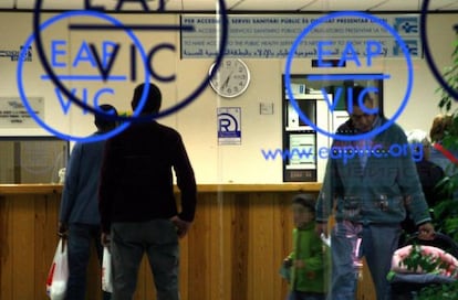 Inmigrantes en el centro sanitario del barrio del Remei de Vic (Barcelona).