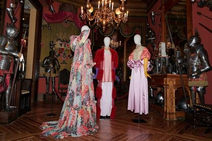 Algunos de las prendas del diseñador Juan Duyos, expuestas en el Museo Cerralbo, en Madrid.