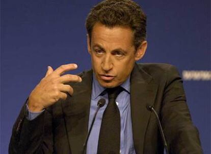 Sarkozy se dirige ayer a los asistentes al Consejo Nacional de la UMP en París.