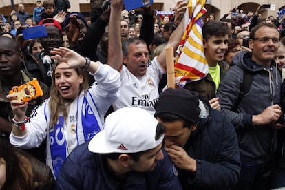 Aficionados del Real Madrid y del Deportivo se mezclan en los alrededores del estadio de Riazor.