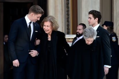 Constantino Alexios, hijo de Pablo de Grecia y Marie Chantal, junto a la reina Sofía y la princesa Irene.