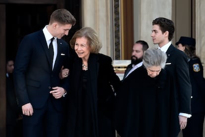 Constantino Alexios, hijo de Pablo de Grecia y Marie Chantal, junto a la reina Sofía y la princesa Irene. 