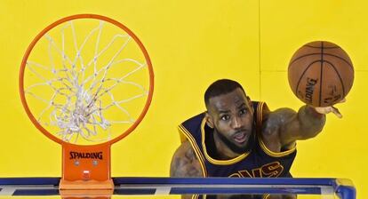 LeBron entra a canasta ante los Cavaliers.