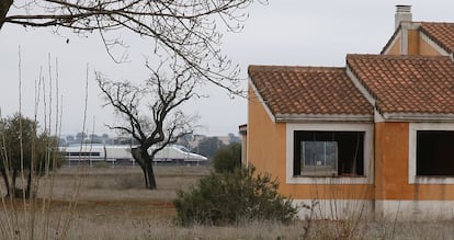 El AVE Madrid-Sevilla es lo único que rompe el silencio que se cierne sobre los bloques inacabados de lo que se llamó en su día la Marina D´Or de Castilla-La Mancha, a ocho kilómetros de Villamayor de Calatrava.