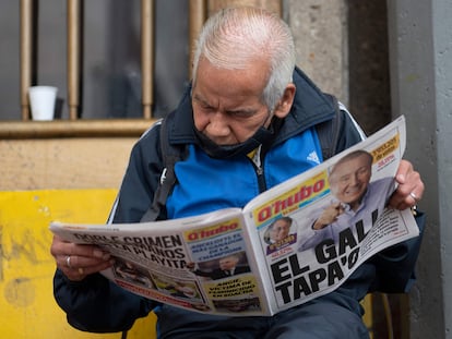 Un hombre lee un periódico un día después de la primera vuelta de las elecciones presidenciales de Colombia, en Bogotá el 30 de mayo de 2022.