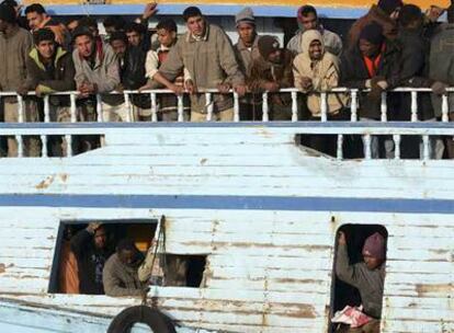 Un pesquero  con decenas de <i>sin papeles </i>a bordo llega al puerto de Lacata, en Sicilia, el pasado 12 de abril.