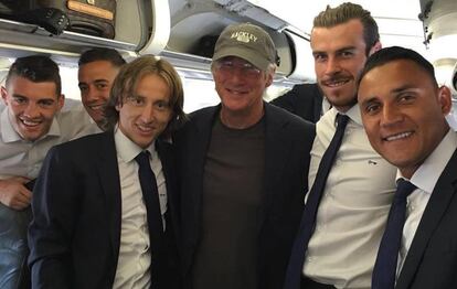 Richard Gere, con gorra, en el avi&oacute;n del Real Madrid junto a algunos jugadores. 