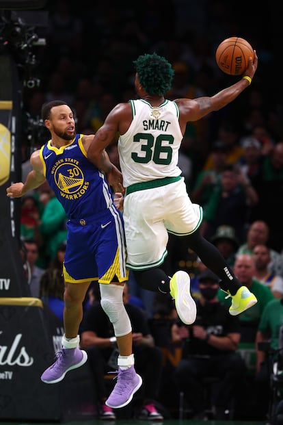 Marcus Smart, el #36 de los Boston Celtics, suspendido en el aire mientras enfrenta a Stephen Curry, durante el tercer cuarto del juego 6 de las finales de la NBA.