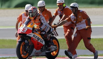 Marc Márquez tratando de reincorporarse a la carrera tras caerse.